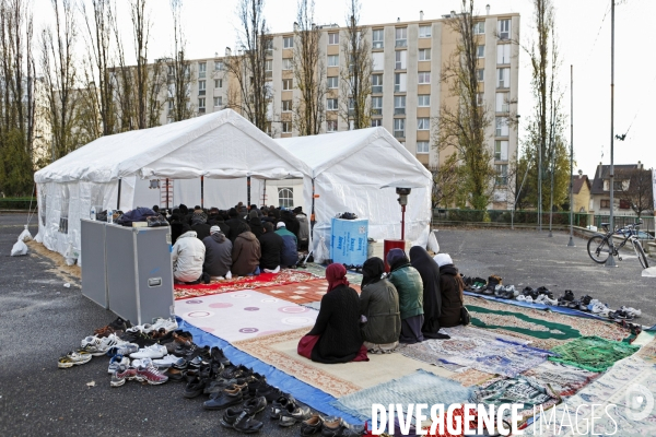 Prière sur un terrain de sport à Épinay-sur-Seine en banlieue parisienne