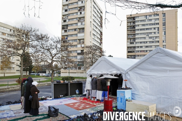 Prière sur un terrain de sport à Épinay-sur-Seine en banlieue parisienne