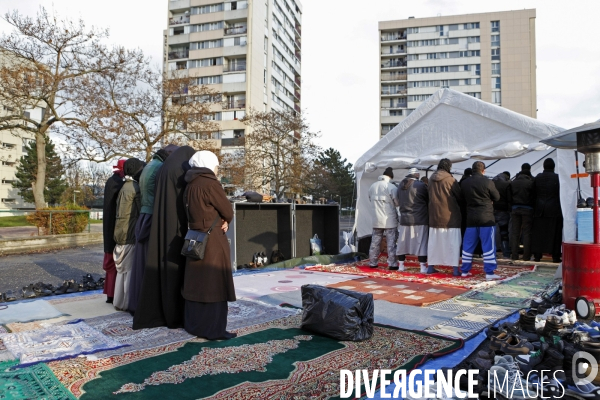 Prière sur un terrain de sport à Épinay-sur-Seine en banlieue parisienne