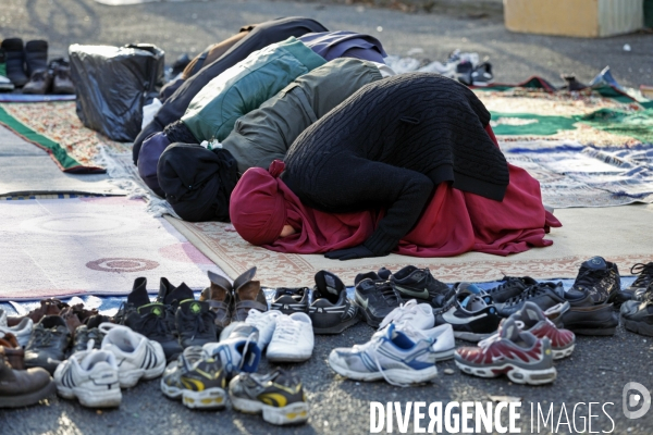 Prière sur un terrain de sport à Épinay-sur-Seine en banlieue parisienne