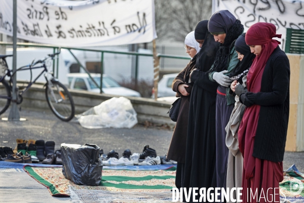 Abdelhakim SEFRIOUI fermeture de la Mosquée d Epinay. Prière devant la Mairie.