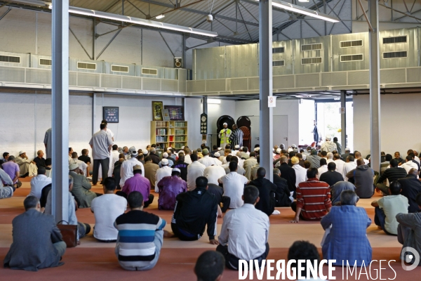 Abdelhakim SEFRIOUI fermeture de la Mosquée d Epinay. Prière devant la Mairie.