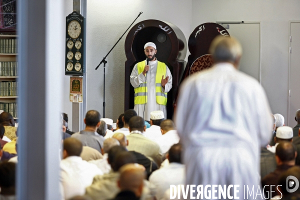 Abdelhakim SEFRIOUI fermeture de la Mosquée d Epinay. Prière devant la Mairie.