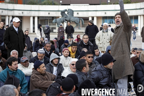 Abdelhakim SEFRIOUI fermeture de la Mosquée d Epinay. Prière devant la Mairie.