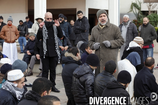 Abdelhakim SEFRIOUI fermeture de la Mosquée d Epinay. Prière devant la Mairie.