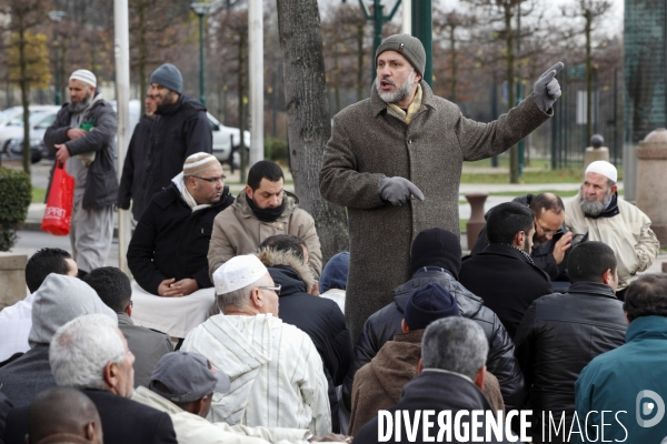 Abdelhakim SEFRIOUI fermeture de la Mosquée d Epinay. Prière devant la Mairie.