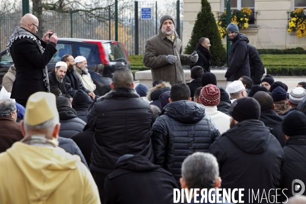 Abdelhakim SEFRIOUI fermeture de la Mosquée d Epinay. Prière devant la Mairie.