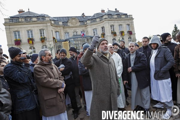 Abdelhakim SEFRIOUI fermeture de la Mosquée d Epinay. Prière devant la Mairie.