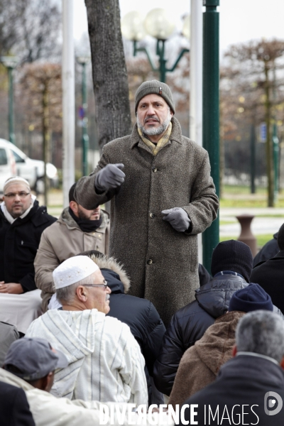 Abdelhakim SEFRIOUI fermeture de la Mosquée d Epinay. Prière devant la Mairie.