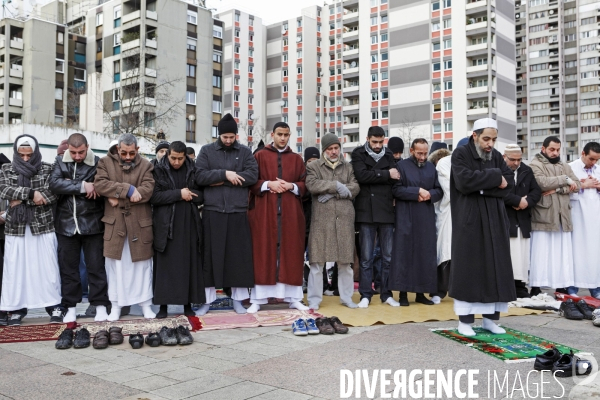 Abdelhakim SEFRIOUI fermeture de la Mosquée d Epinay. Prière devant la Mairie.