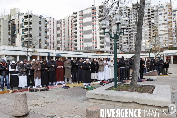 Abdelhakim SEFRIOUI fermeture de la Mosquée d Epinay. Prière devant la Mairie.