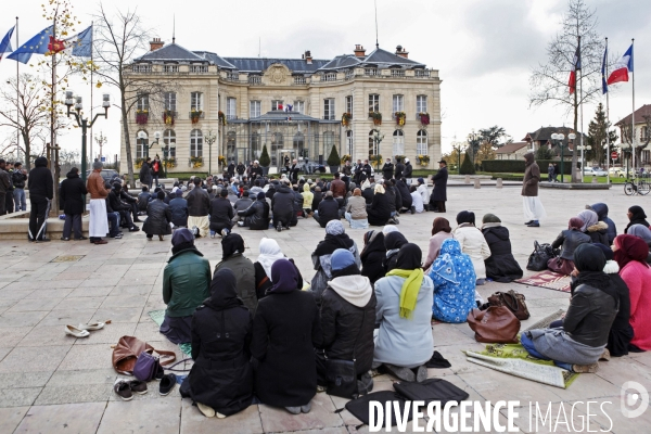 Abdelhakim SEFRIOUI fermeture de la Mosquée d Epinay. Prière devant la Mairie.