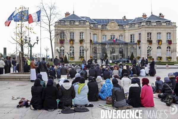 Abdelhakim SEFRIOUI fermeture de la Mosquée d Epinay. Prière devant la Mairie.