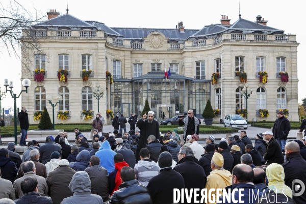 Abdelhakim SEFRIOUI fermeture de la Mosquée d Epinay. Prière devant la Mairie.