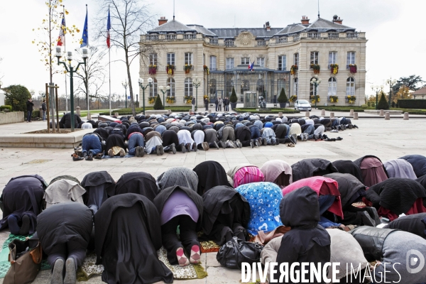 Abdelhakim SEFRIOUI fermeture de la Mosquée d Epinay. Prière devant la Mairie.