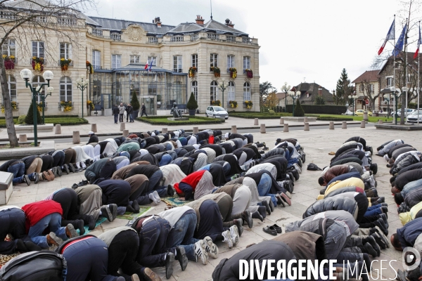 Abdelhakim SEFRIOUI fermeture de la Mosquée d Epinay. Prière devant la Mairie.