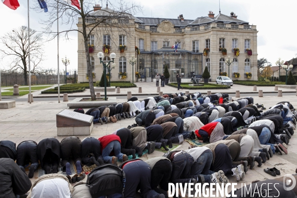 Abdelhakim SEFRIOUI fermeture de la Mosquée d Epinay. Prière devant la Mairie.