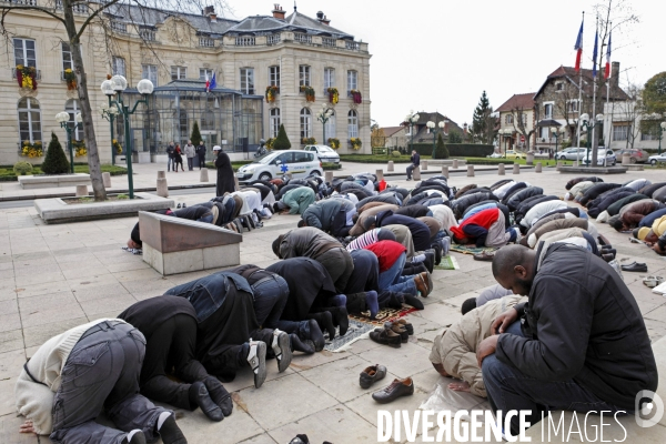 Abdelhakim SEFRIOUI fermeture de la Mosquée d Epinay. Prière devant la Mairie.