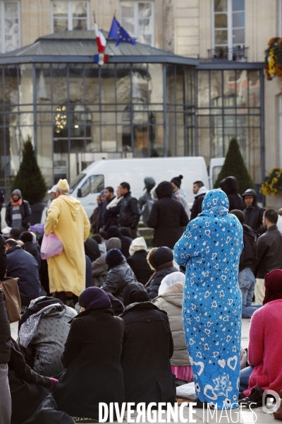 Abdelhakim SEFRIOUI fermeture de la Mosquée d Epinay. Prière devant la Mairie.