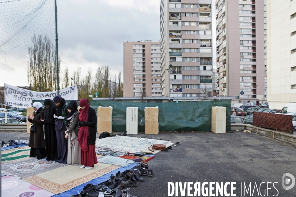 Prière sur un terrain de sport à Épinay-sur-Seine en banlieue parisienne