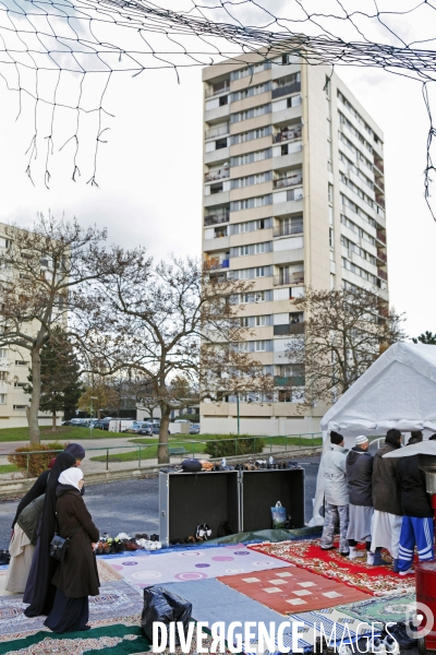 Prière sur un terrain de sport à Épinay-sur-Seine en banlieue parisienne