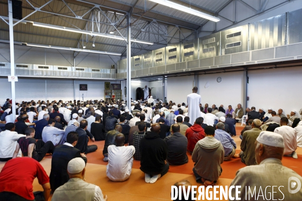 Abdelhakim SEFRIOUI fermeture de la Mosquée d Epinay. Prière devant la Mairie.