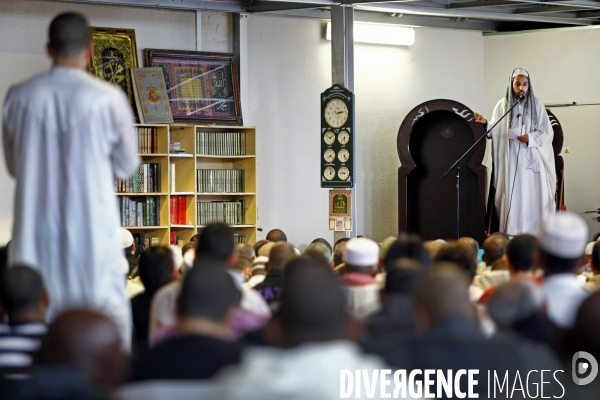 Abdelhakim SEFRIOUI fermeture de la Mosquée d Epinay. Prière devant la Mairie.