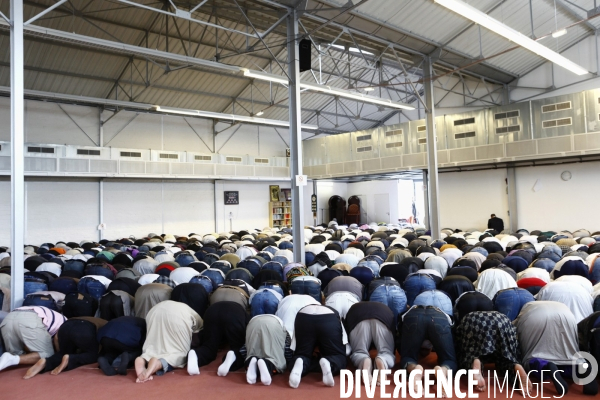 Abdelhakim SEFRIOUI fermeture de la Mosquée d Epinay. Prière devant la Mairie.