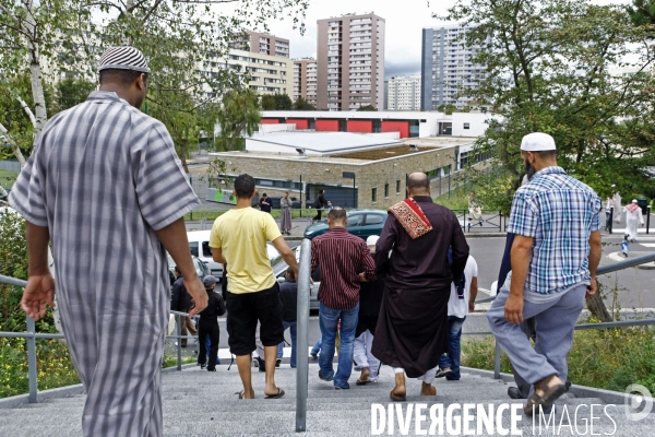 Abdelhakim SEFRIOUI fermeture de la Mosquée d Epinay. Prière devant la Mairie.