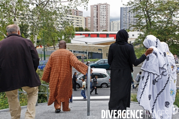 Abdelhakim SEFRIOUI fermeture de la Mosquée d Epinay. Prière devant la Mairie.