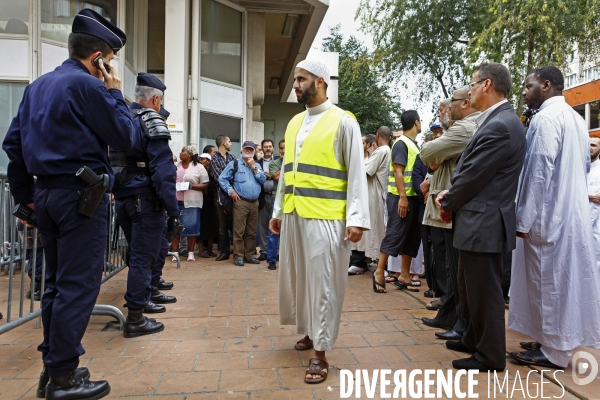 Abdelhakim SEFRIOUI fermeture de la Mosquée d Epinay. Prière devant la Mairie.