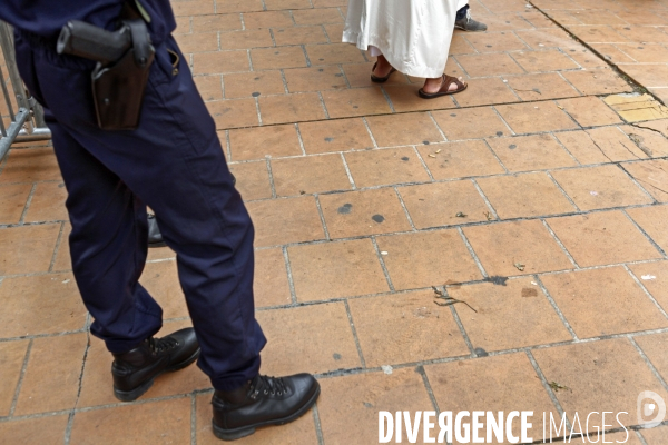 Abdelhakim SEFRIOUI fermeture de la Mosquée d Epinay. Prière devant la Mairie.