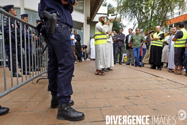 Abdelhakim SEFRIOUI fermeture de la Mosquée d Epinay. Prière devant la Mairie.