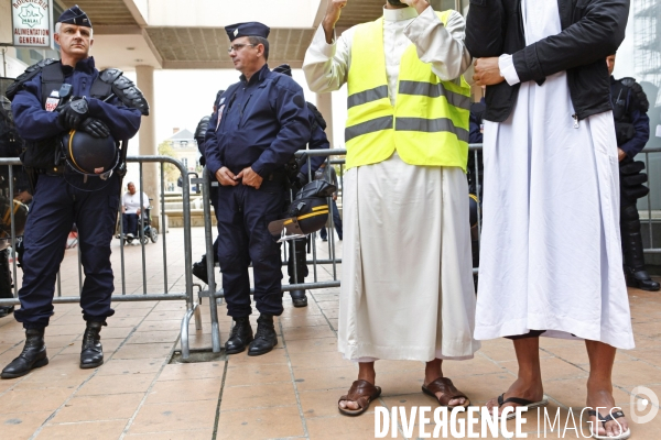 Abdelhakim SEFRIOUI fermeture de la Mosquée d Epinay. Prière devant la Mairie.