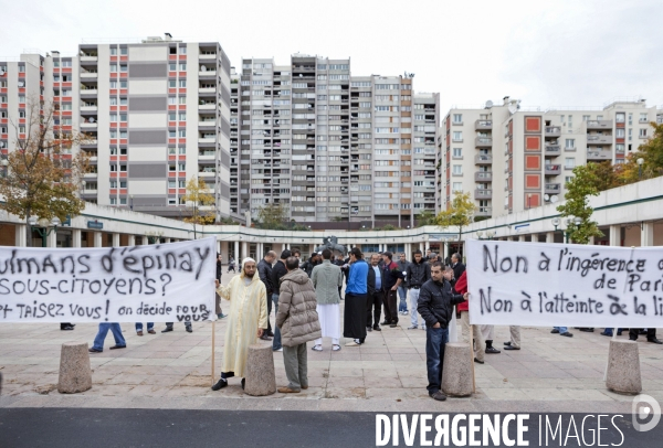 Abdelhakim SEFRIOUI fermeture de la Mosquée d Epinay. Prière devant la Mairie.