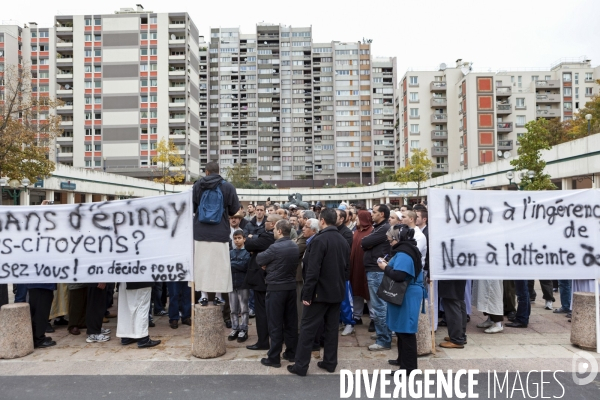 Abdelhakim SEFRIOUI fermeture de la Mosquée d Epinay. Prière devant la Mairie.