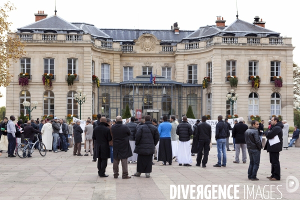 Abdelhakim SEFRIOUI fermeture de la Mosquée d Epinay. Prière devant la Mairie.