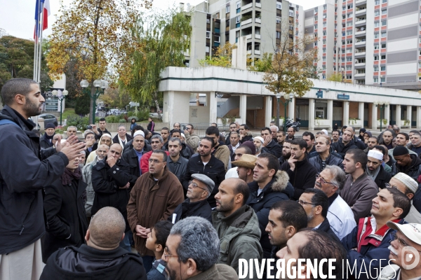 Abdelhakim SEFRIOUI fermeture de la Mosquée d Epinay. Prière devant la Mairie.