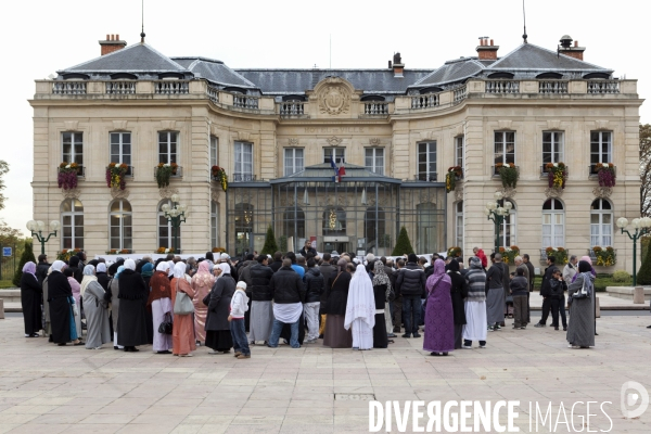 Abdelhakim SEFRIOUI fermeture de la Mosquée d Epinay. Prière devant la Mairie.