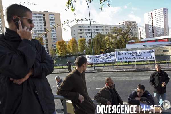 Abdelhakim SEFRIOUI fermeture de la Mosquée d Epinay. Prière devant la Mairie.