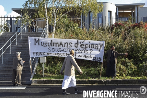 Abdelhakim SEFRIOUI fermeture de la Mosquée d Epinay. Prière devant la Mairie.