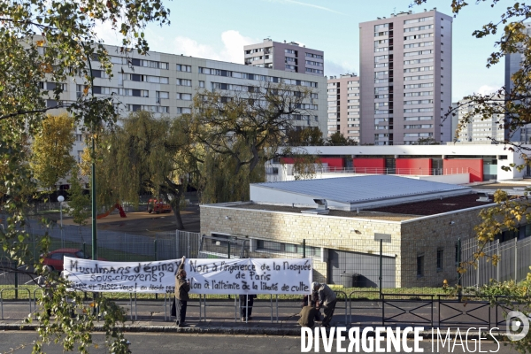 Abdelhakim SEFRIOUI fermeture de la Mosquée d Epinay. Prière devant la Mairie.