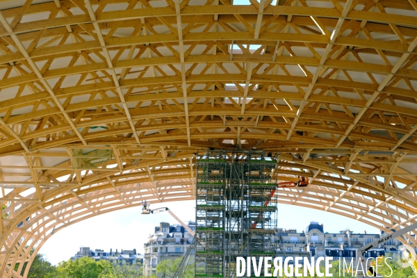 Le grand palais éphemere au champ de Mars