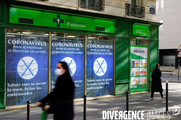 Ecrans video d une pharmacie et la prévention de la Covid 19