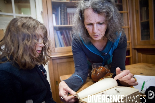 Christine Rollard enseignante chercheuse au Muséum d Histoire naturelle de Paris. Aranéologue. Arachnolologue. Elle fait de la désensibilistation auprès d archnophobes.