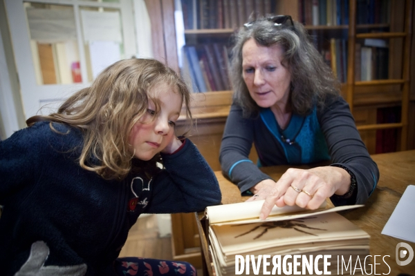 Christine Rollard enseignante chercheuse au Muséum d Histoire naturelle de Paris. Aranéologue. Arachnolologue. Elle fait de la désensibilistation auprès d archnophobes.