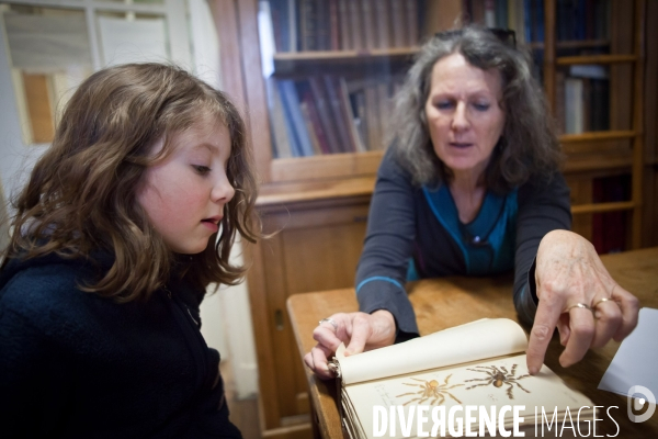 Christine Rollard enseignante chercheuse au Muséum d Histoire naturelle de Paris. Aranéologue. Arachnolologue. Elle fait de la désensibilistation auprès d archnophobes.