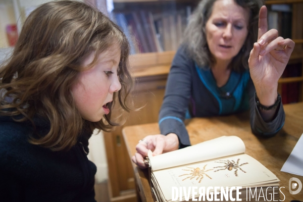 Christine Rollard enseignante chercheuse au Muséum d Histoire naturelle de Paris. Aranéologue. Arachnolologue. Elle fait de la désensibilistation auprès d archnophobes.