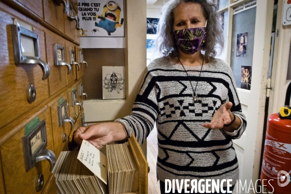 Christine Rollard enseignante chercheuse au Muséum d Histoire naturelle de Paris. Aranéologue. Arachnolologue. Cours auprès des étudiants et désensibilistation auprès d archnophobes.