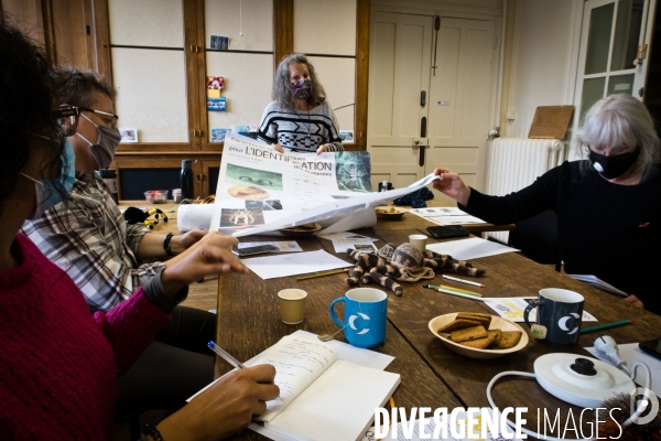 Christine Rollard enseignante chercheuse au Muséum d Histoire naturelle de Paris. Aranéologue. Arachnolologue. Cours auprès des étudiants et désensibilistation auprès d archnophobes.